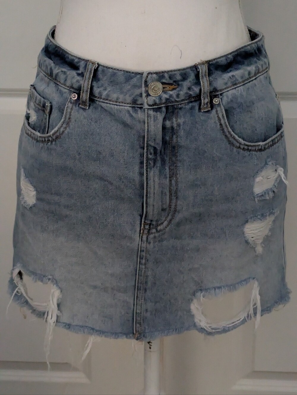 Forever 21 Women's Distressed Denim Mini Skirt Light Wash Size 27